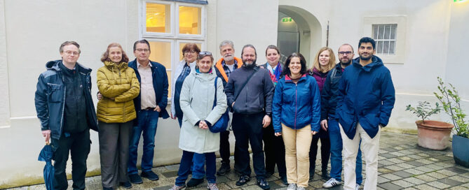 Gruppenbild der Samariterbund-Exkursionsgruppe im Innenhof des Narrenturm Wien. Abgebildet sind zwölf Personen in Winterjacken vor einer weißen Wand.